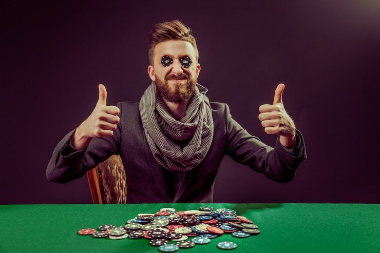 Tabel live dealer dengan dealer profesional dan chips permainan